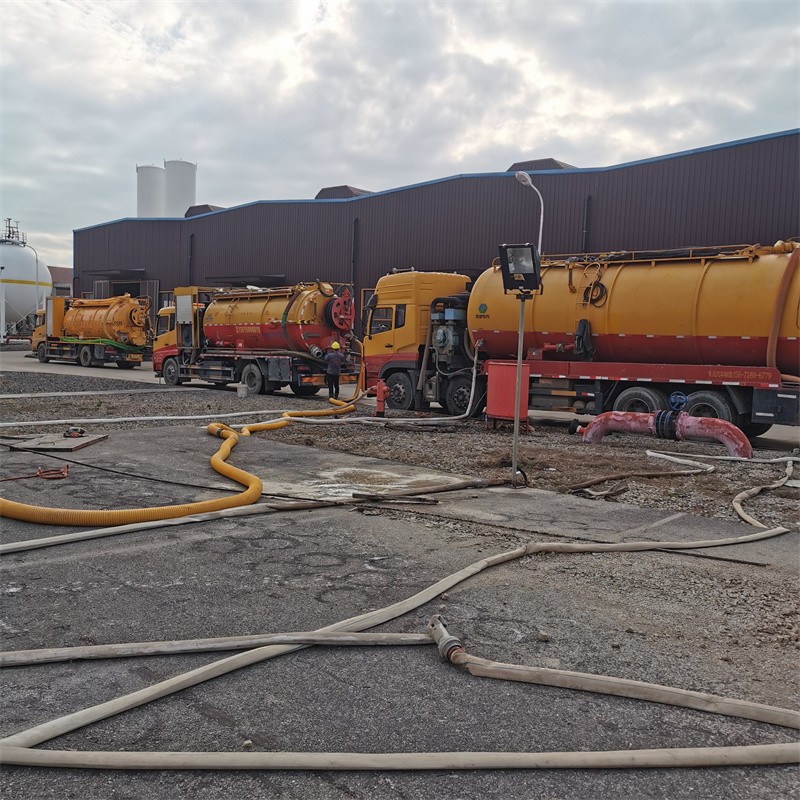 郊区污水池清理